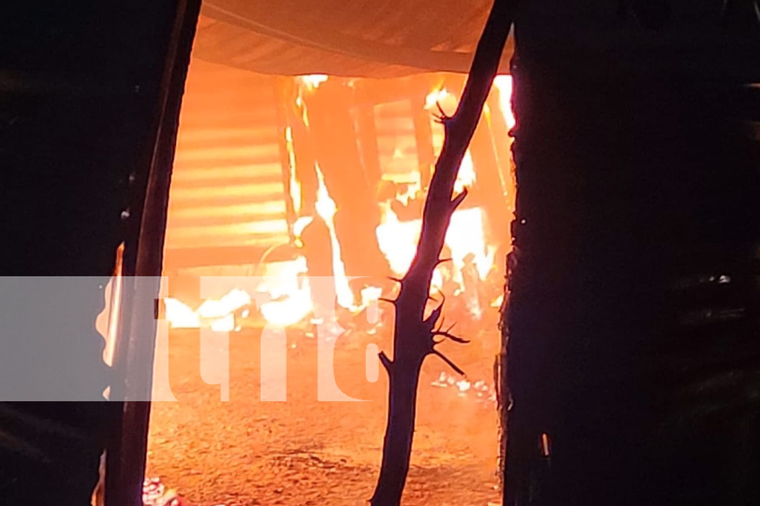 Foto: Incendio arrasa con vivienda de joven madre en el barrio Milagro de Dios, Managua/TN8