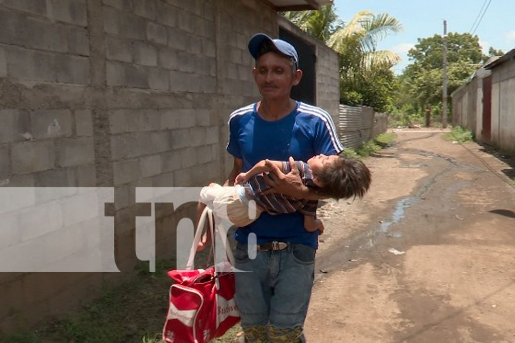 Foto: ¡Ayudemos a Yusdran! Niño con discapacidad fue abandonado por su mamá y su padre esfuerza por él/ TN8