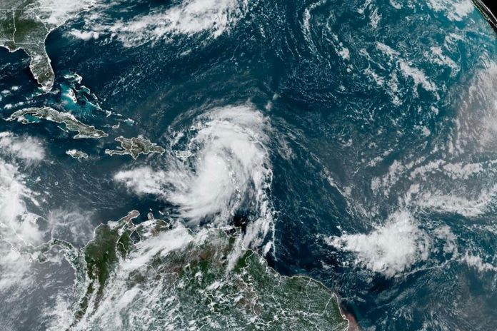 Foto: Ernesto se convierte en huracán al norte de Puerto Rico /Cortesía