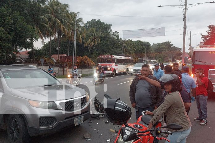 Foto: Accidente entre motocicleta y automóvil en Nindirí, deja a una persona lesionada/TN8