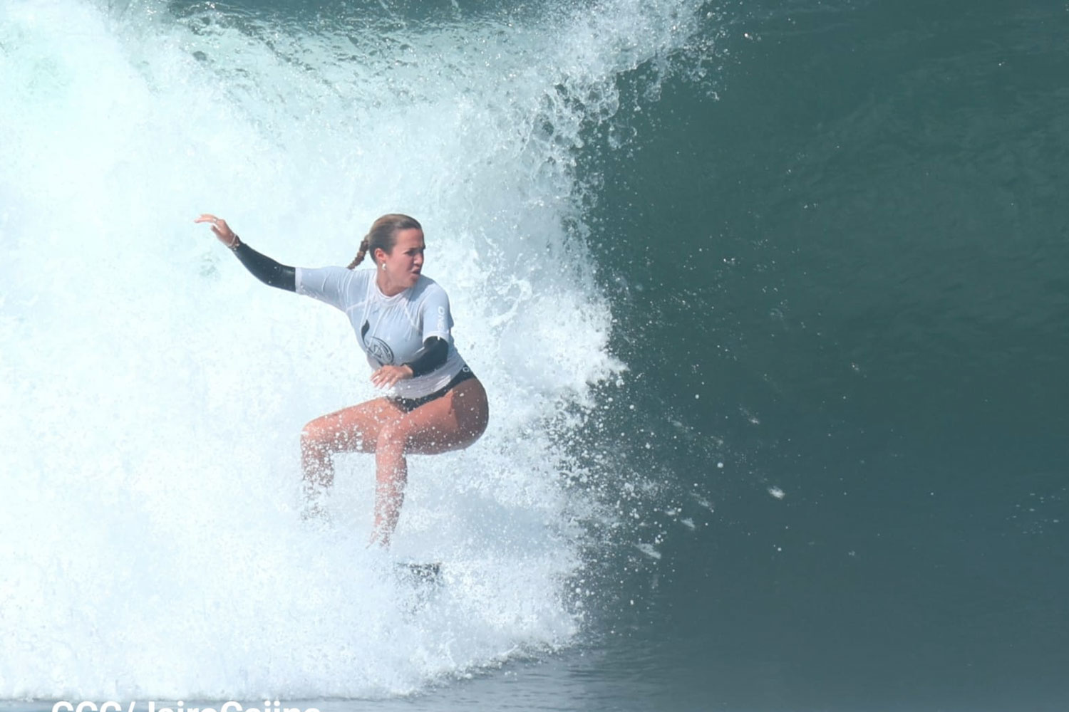 Foto: La surfista profesional Candelaria Resano, regresa a las olas en su tierra natal /TN8