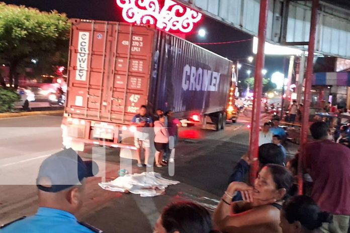 Foto: Hombre muere tras caer en la carretera y ser arrollado por un cabezal en Managua/TN8