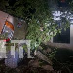 Foto: Camioneta se estrella contra una vivienda en Juigalpa