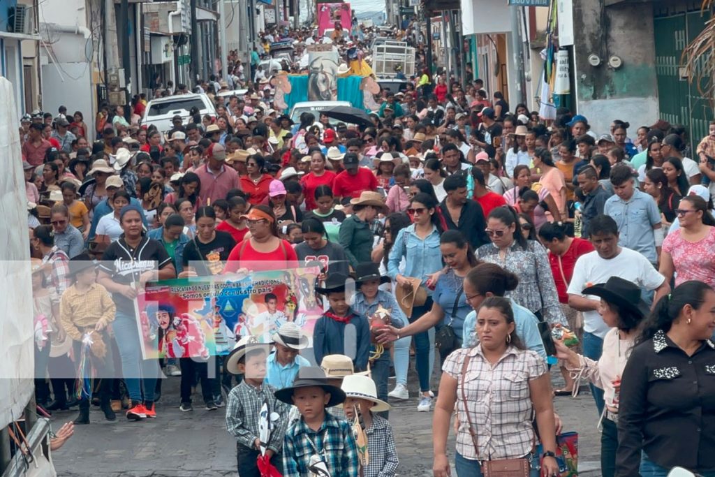 Foto: Multitudinario desfile tradicional a caballito de palo, fue un éxito total en Juigalpa/TN8