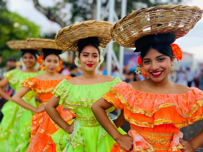 Foto: Ocho municipios exhiben vestimenta tradicional en el Festival de la Cotona en Nicaragua