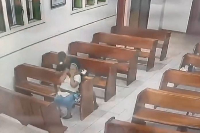 Foto: Intenta asfixiar a una señora en una iglesia de México /Cortesía