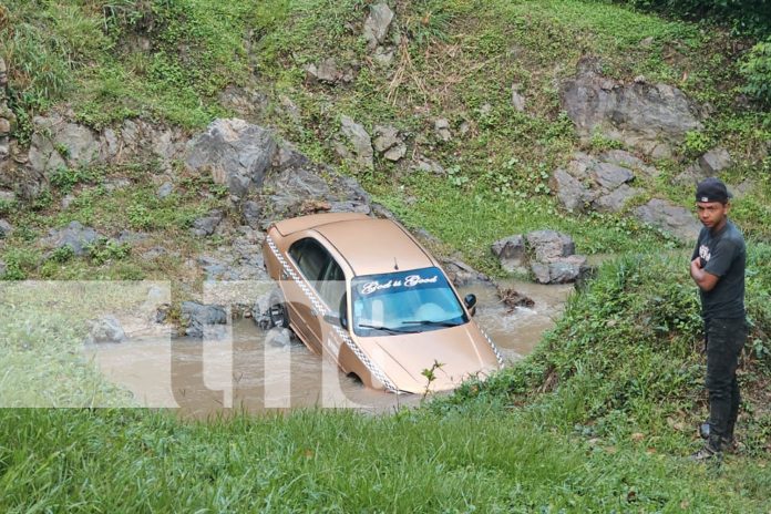 Foto: Conductor sobrevive tras caer de puente en Jalapa/TN8