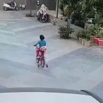 Foto: Atropellada al caer de su bicicleta en India /Cortesía