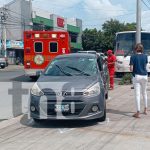 Foto: Bus y automóvil protagonizan choque en plena vía en Altamira, Managua/TN8