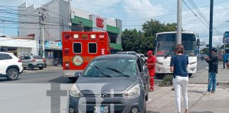 Foto: Bus y automóvil protagonizan choque en plena vía en Altamira, Managua/TN8