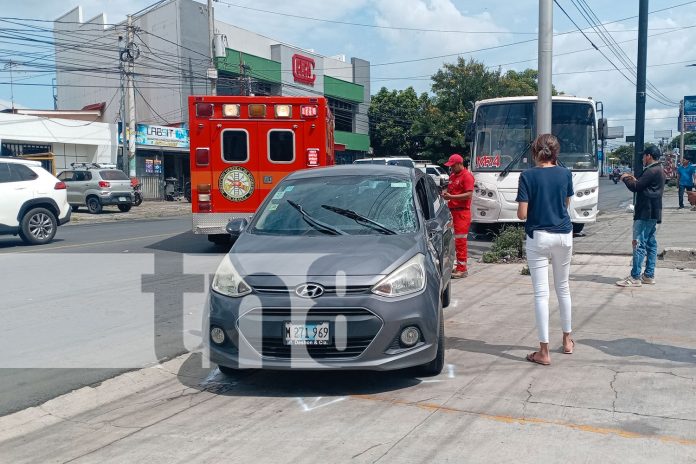 Foto: Bus y automóvil protagonizan choque en plena vía en Altamira, Managua/TN8