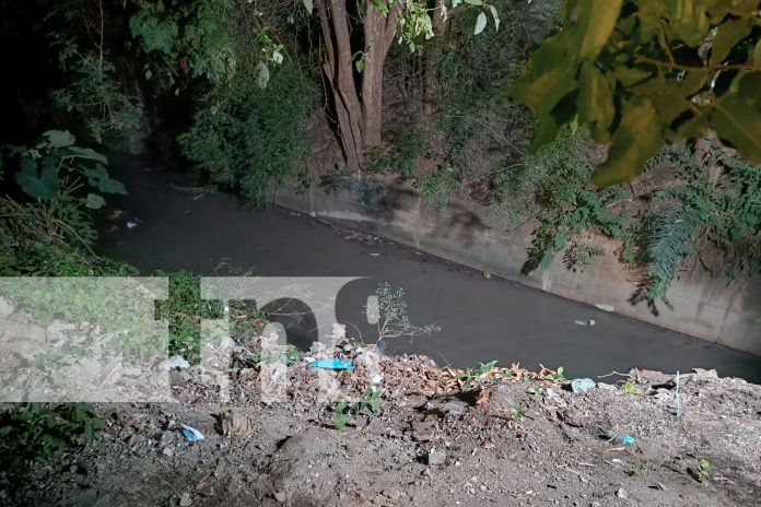 Foto: Hombre sufre fractura al caer en cauce de 4 metros en barrio La Fuente, Managua/TN8