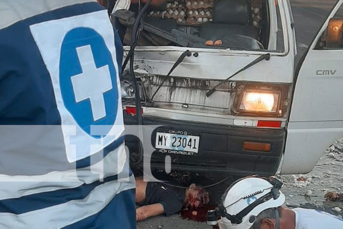 Joven motociclista fallece tras impactar contra microbús en Tipitapa