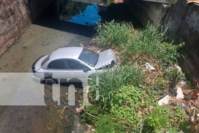 Foto: Conductor ebrio cae en cauce de Managua durante la madrugada/TN8