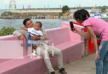 Familias disfrutan del Parque de la Alegría en el Puerto Salvador Allende, Managua