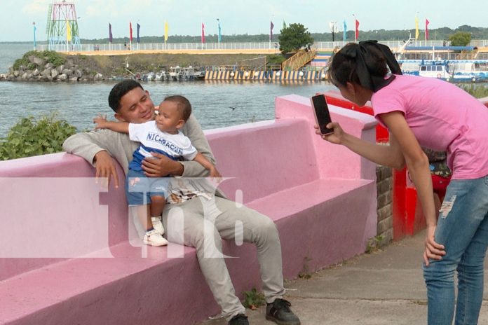 Familias disfrutan del Parque de la Alegría en el Puerto Salvador Allende, Managua