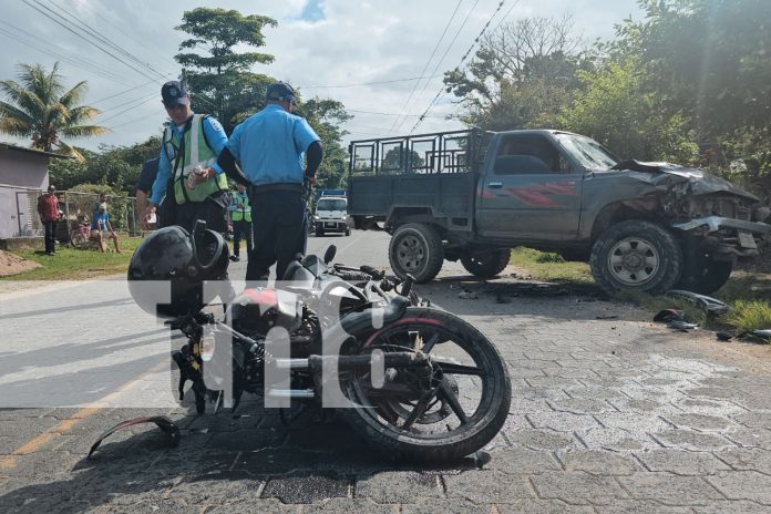 Foto: Investigan fuerte colisión entre una motocicleta y una camioneta en Nueva Segovia/TN8