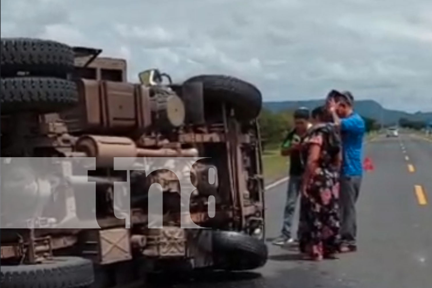 Foto: Daños materiales deja camión volcado en carretera Panamericana Norte/TN8