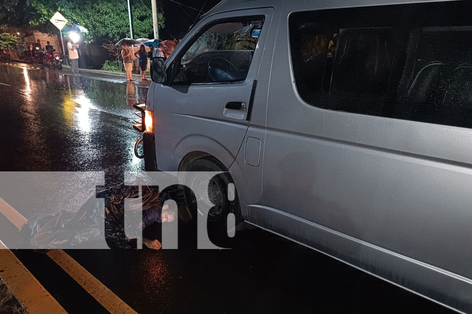 Microbús impacta y mata a motociclista en Carretera Nueva a León