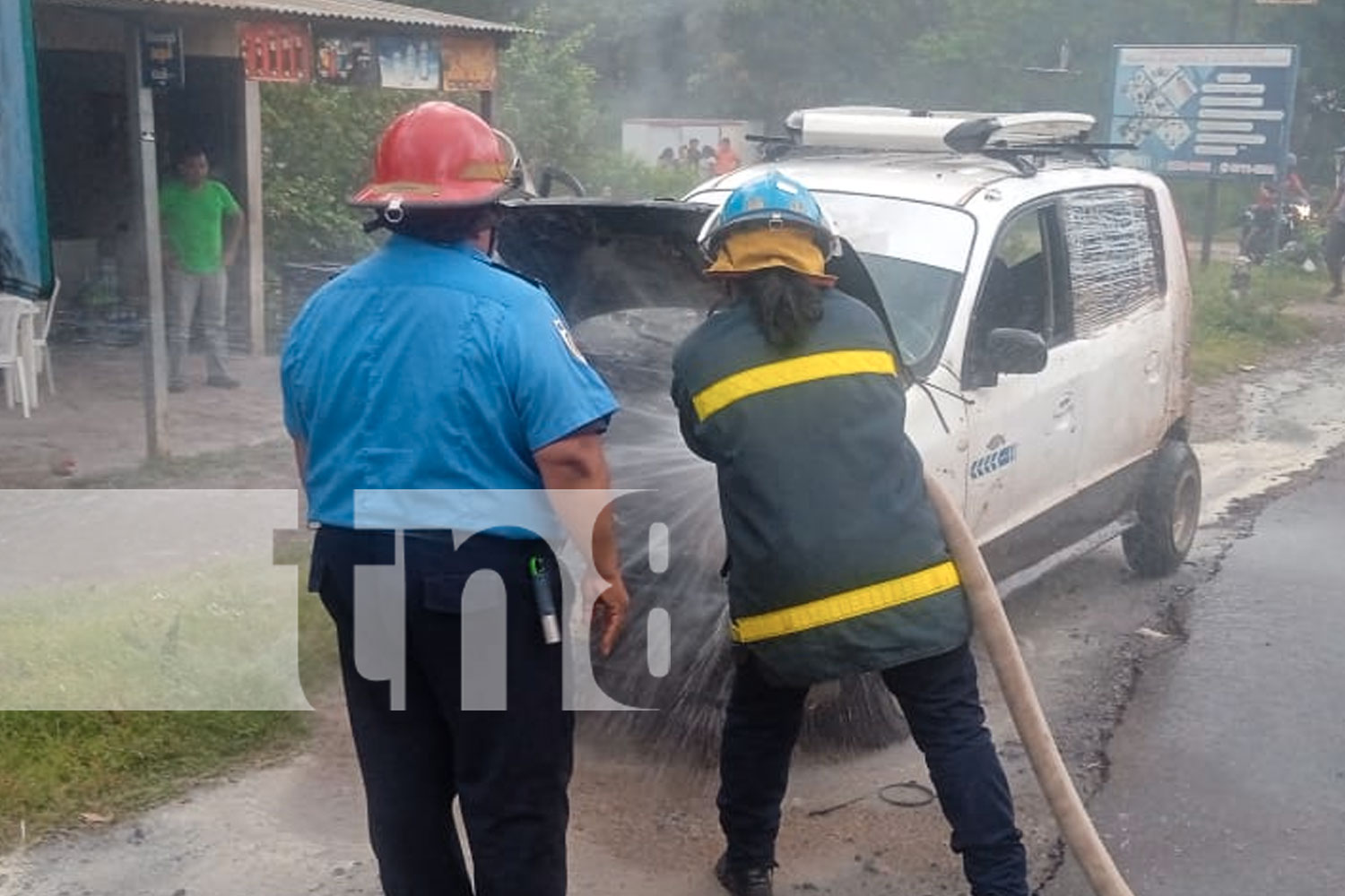 Foto: Conductor de Chinandega escapa de carro en llamas /TN8