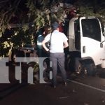 Foto: Conductor queda atrapado y lesionado tras perder el control de su camión en Tecolostote/TN8