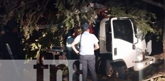 Foto: Conductor queda atrapado y lesionado tras perder el control de su camión en Tecolostote/TN8