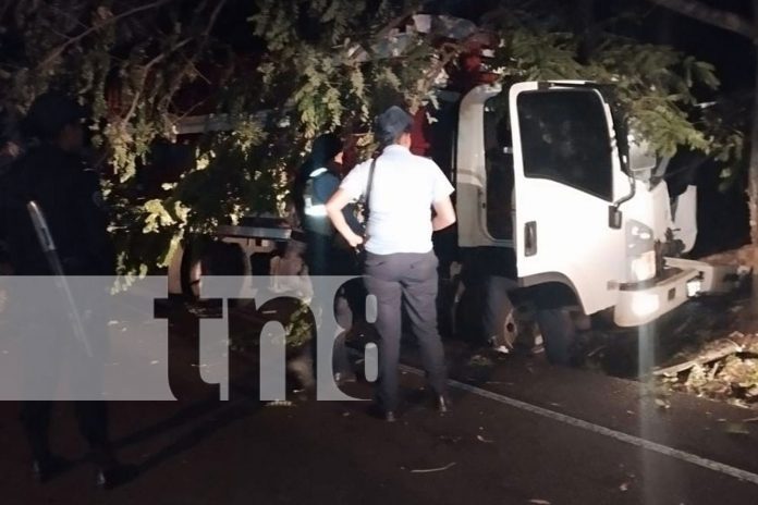 Foto: Conductor queda atrapado y lesionado tras perder el control de su camión en Tecolostote/TN8