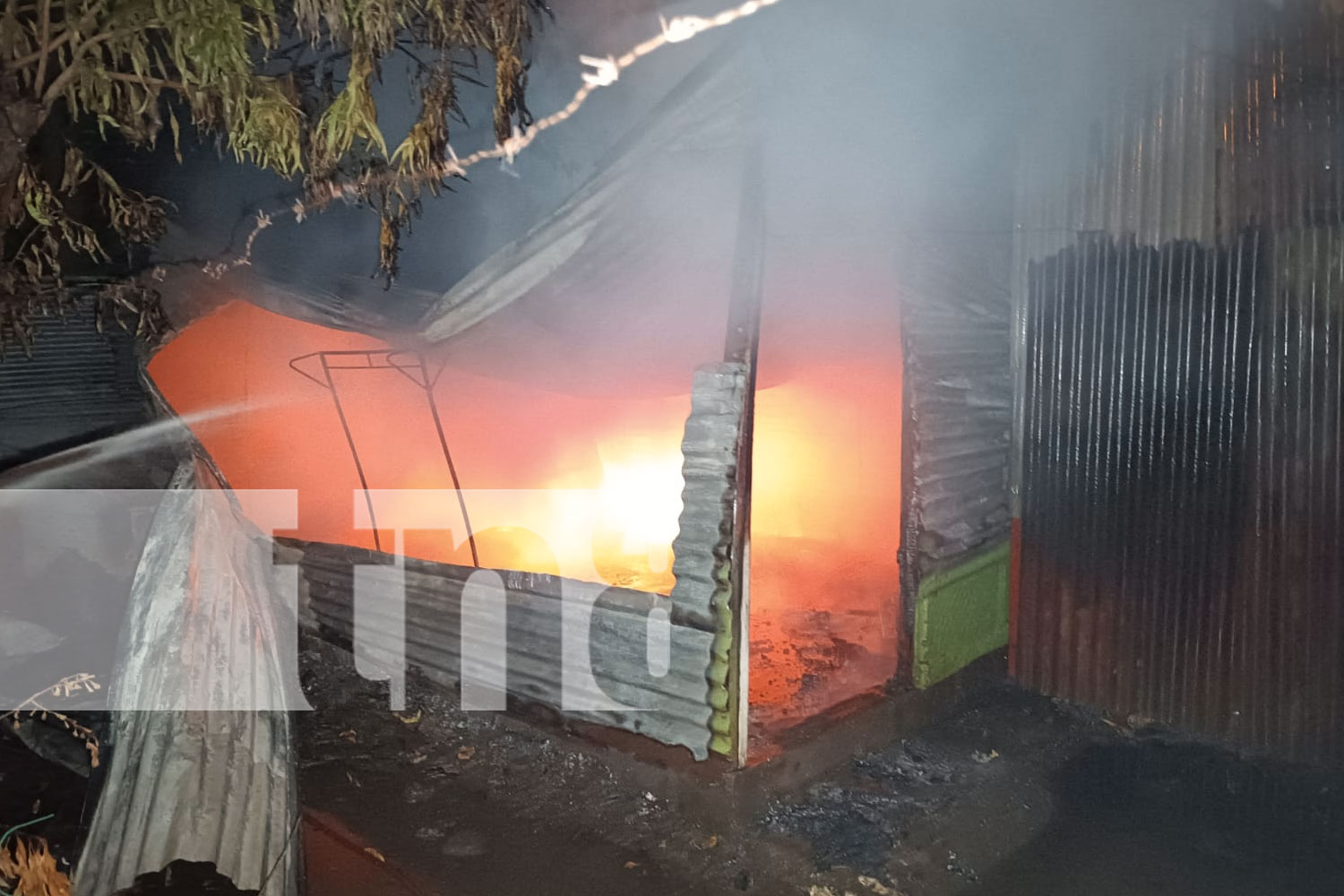 Foto: Incendio arrasa con vivienda de joven madre en el barrio Milagro de Dios, Managua/TN8