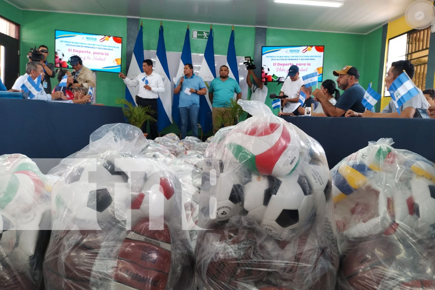 Foto: MINED entrega útiles deportivos para promover el deporte escolar