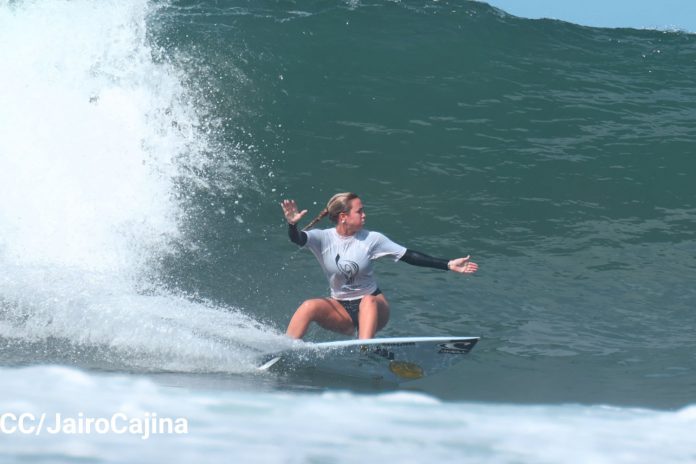 Foto: La surfista profesional Candelaria Resano, regresa a las olas en su tierra natal /TN8