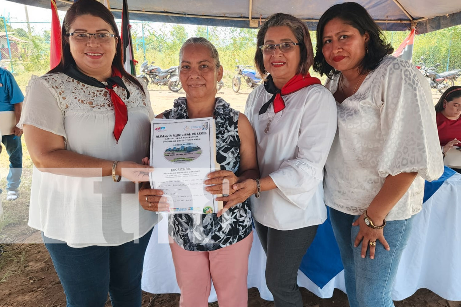 Foto: Familias de León felices con sus nuevas viviendas /TN8