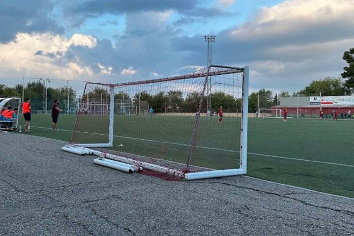 Foto: Encapuchado mata a un nuño en un campo de fútbol en España/Cortesía