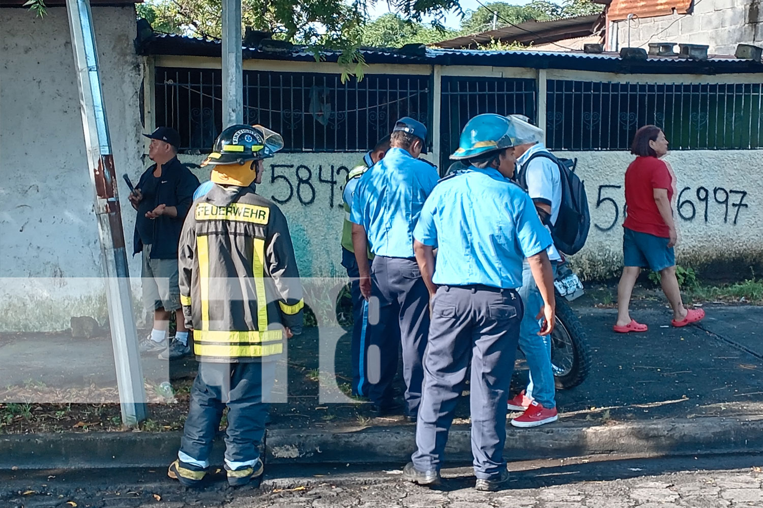 Foto: El camióncito terminó volcado al intentar esquivar un vehículo que invadió su carril en Managua / Tn8