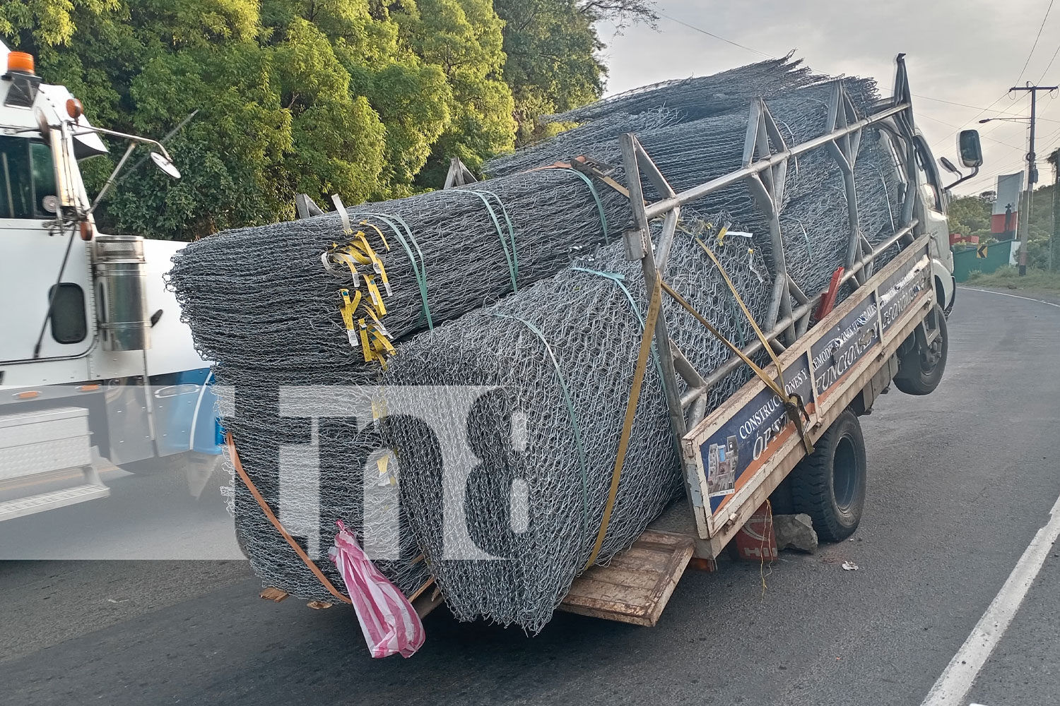 Foto: Camión en la cuesta El Plomo casi provoca un accidente por sobrepeso/TN8