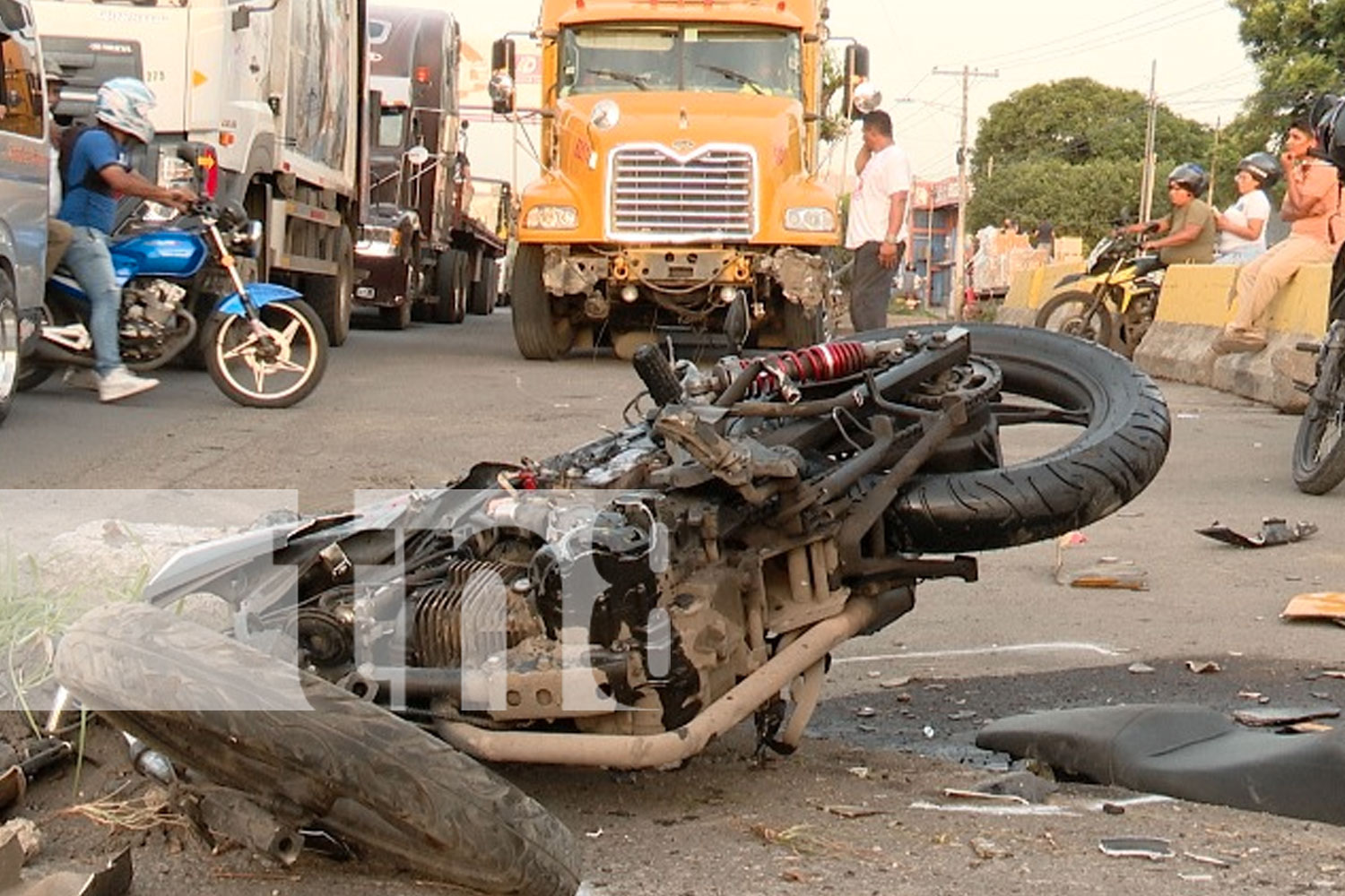 Foto: Motociclista sobrevive tras colisión con furgón en la Carretera Norte, Managua/TN8