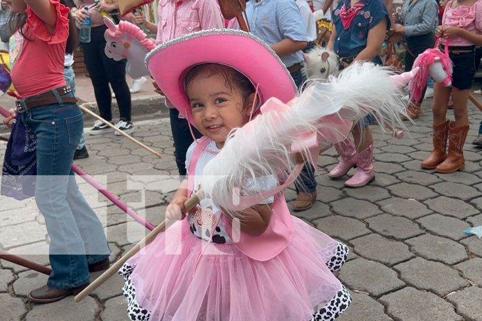 Foto: Multitudinario desfile tradicional a caballito de palo, fue un éxito total en Juigalpa/TN8