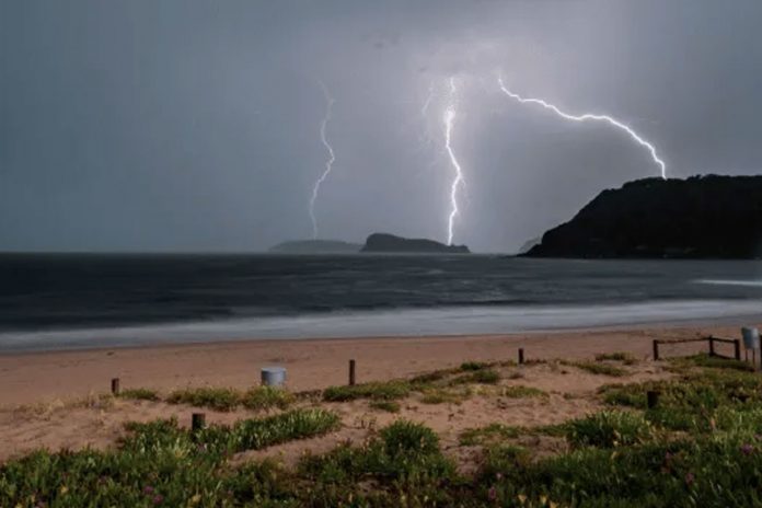 Foto: Tres personas resultaron heridas luego que un rayo les alcanzara cerca de una playa en Italia/Cortesía