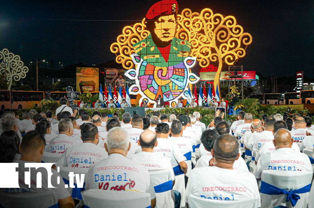 Foto: Presidente Daniel Ortega y Vicepresidenta Rosario Murillo, en acto por la entrega de 100 nuevos buses de China