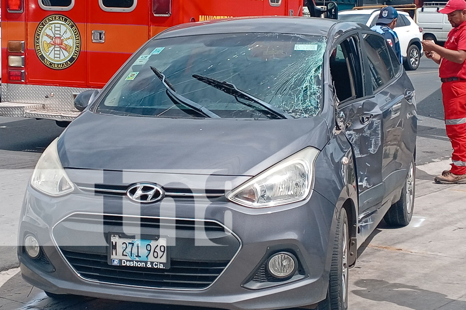 Foto: Bus y automóvil protagonizan choque en plena vía en Altamira, Managua/TN8