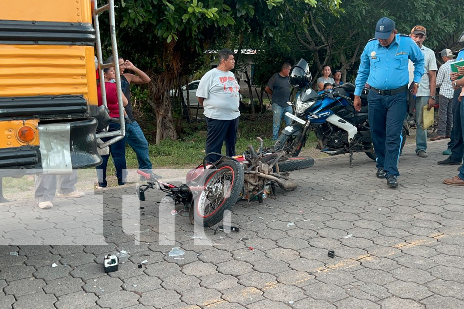 Foto: Motociclista sufre lesiones al chocar con autobús estacionado en Chontales/TN8