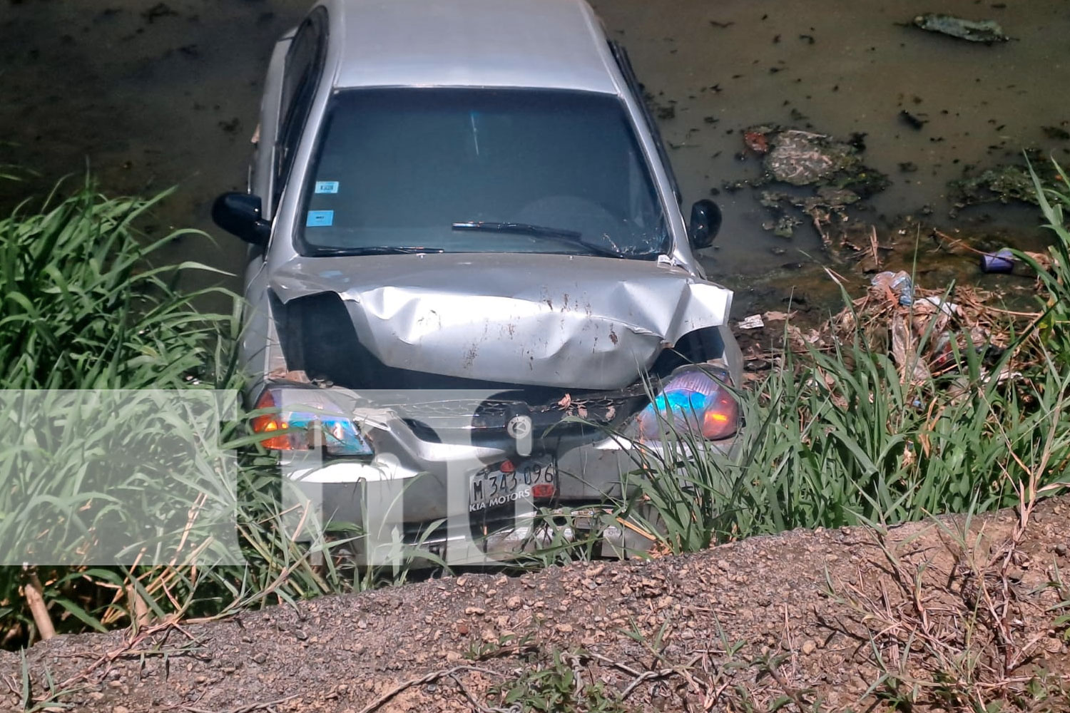 Foto: Conductor ebrio cae en cauce de Managua durante la madrugada/TN8