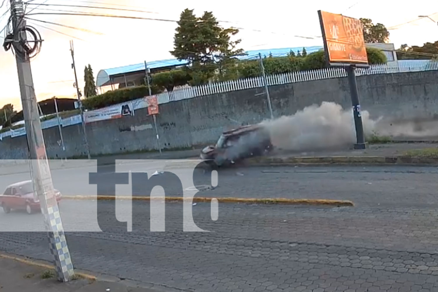 Foto: ¡El taxi volador! Conductor acelera vehículo y pone en riesgo su propia vida en Managua/ TN8