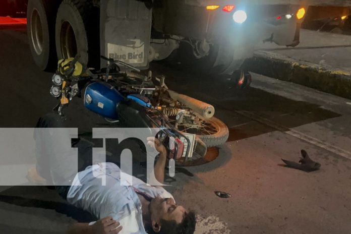 Foto: Motociclista ebrio choca contra camión estacionado en Juigalpa, Chontales/TN8