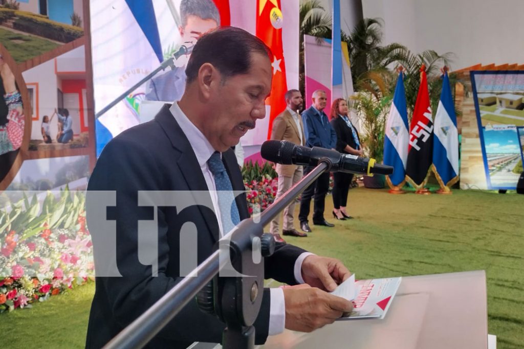 Foto: Familias nicaragüenses acuden al primer día de feria de la vivienda en Managua/TN8