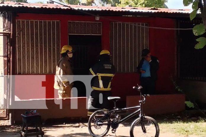 Foto: Bomberos controlan incendio en una vivienda de Granada/TN8