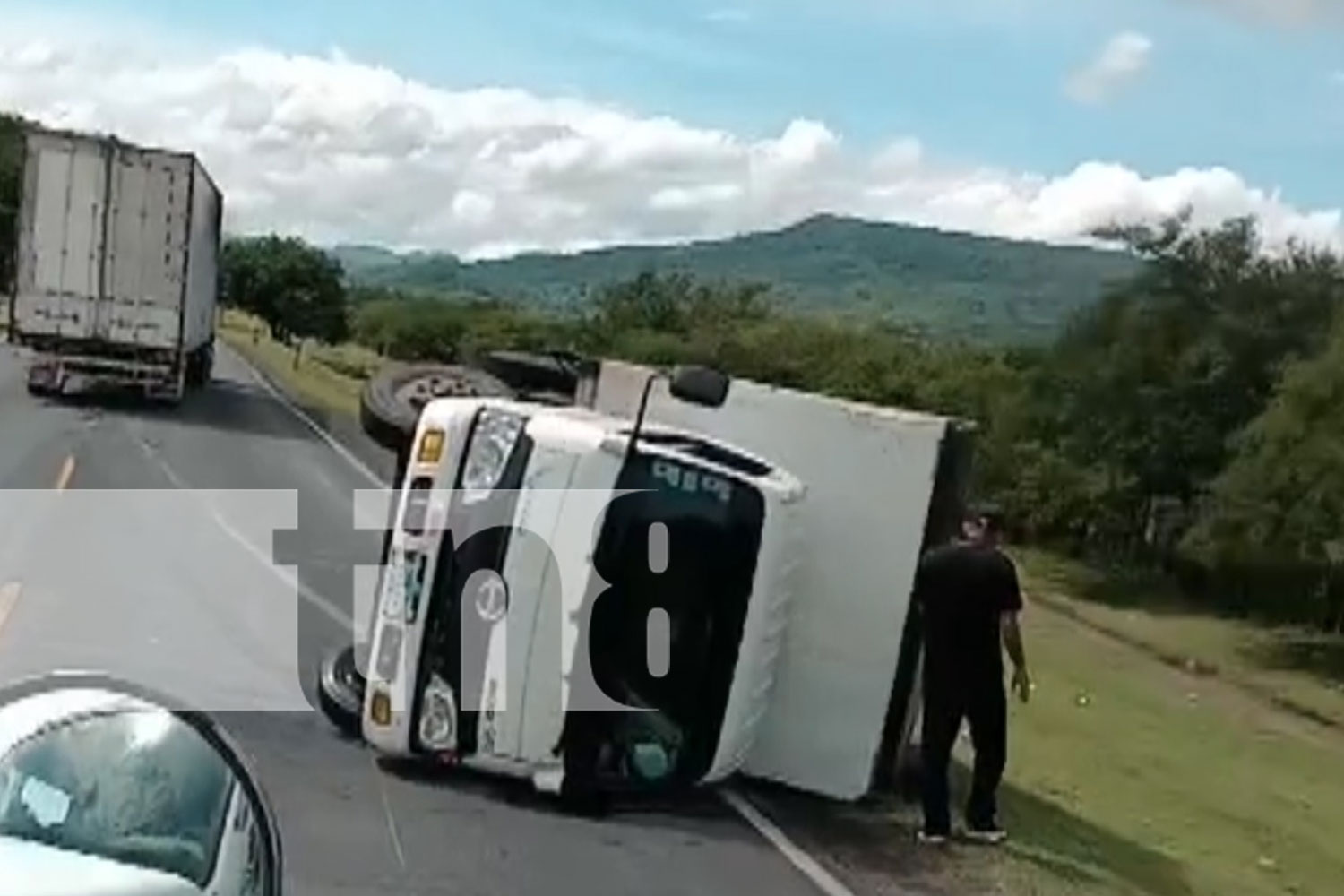 Foto: Daños materiales deja camión volcado en carretera Panamericana Norte/TN8