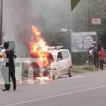 Foto: Conductor de Chinandega escapa de carro en llamas /TN8