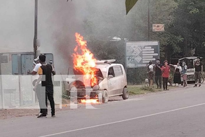 Foto: Conductor de Chinandega escapa de carro en llamas /TN8