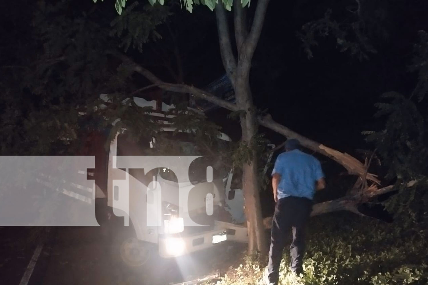 Foto: Conductor queda atrapado y lesionado tras perder el control de su camión en Tecolostote/TN8