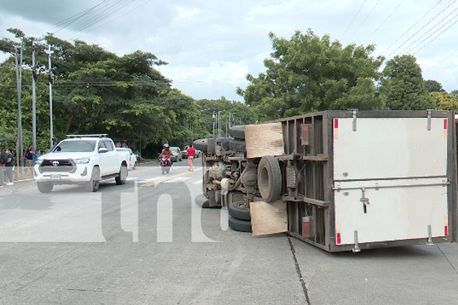 Foto: Camión se vuelca tras impacto con otro vehículo en Carretera Vieja a León/TN8